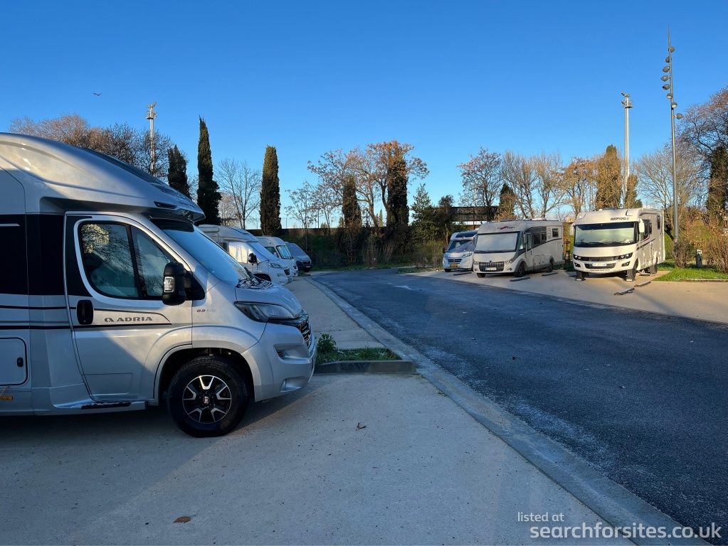 AIRE DE STATIONNEMENT POUR CAMPING-CARS DE SAUCLIERES à BEZIERS - Office de  tourisme de Béziers Méditerranée