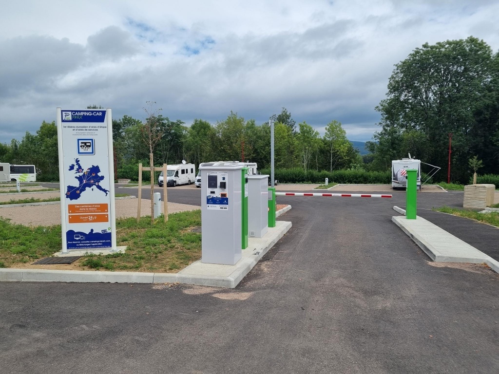 CAMPING-CAR park Château Chinon